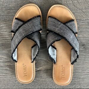 Tom’s Viv Criss cross slide. Size 7W